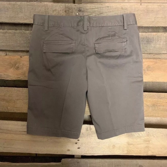 Banana Republic Woman’s Stretch Bermuda Shorts - Picture 9 of 9